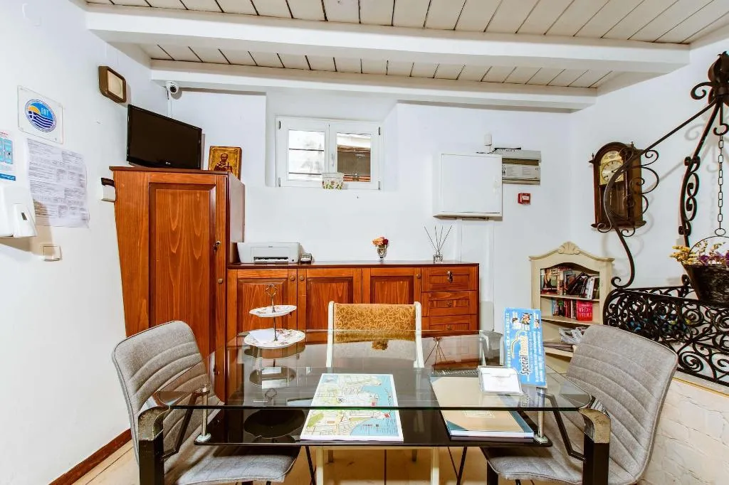 Lobby, Bozzali, Crete