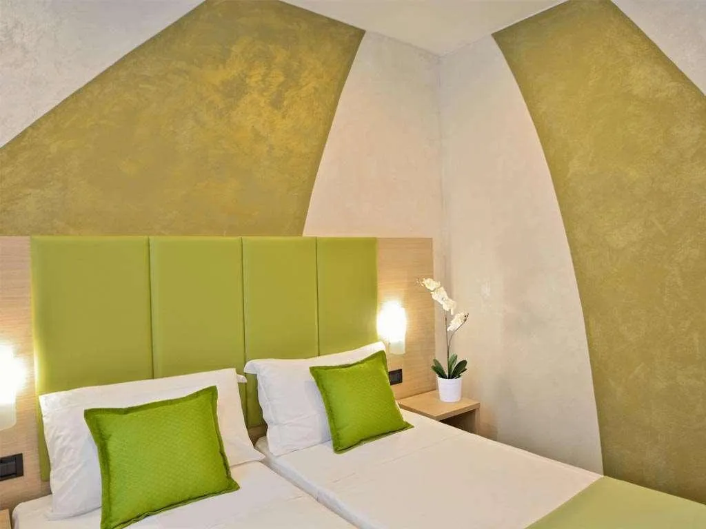 Room, Luxor Florence, Florence