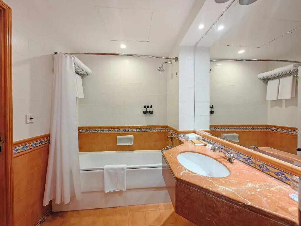 DOUBLE DELUXE Room, Millennium Airport Hotel Dubai, Dubai