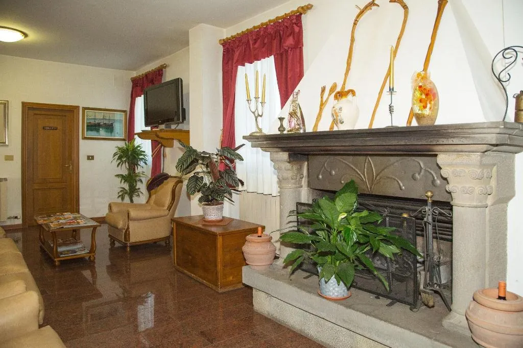 Lobby, Hotel Del Lago, Florence