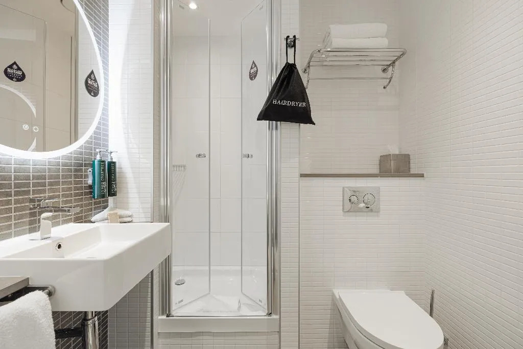 TWIN WITH VIEWS Room, DoubleTree by Hilton Amsterdam Centraal Station, Amsterdam
