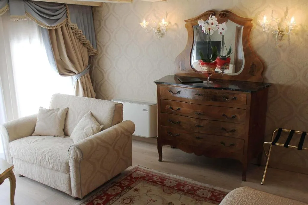 JUNIOR SUITE QUEEN SIZE BED Room, Palazzo Abadessa, Venice