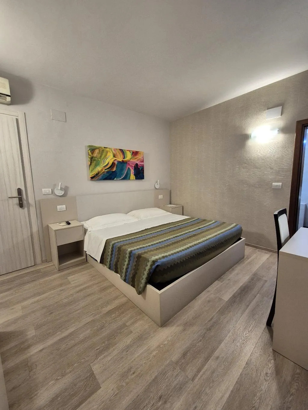 DOUBLE DELUXE ONE BED Room, Hotel Bellavista, Perugia