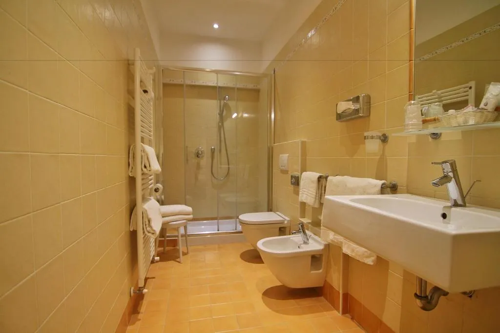 FAMILY ROOM KING SIZE BED Room, Albergo Centrale, Milan