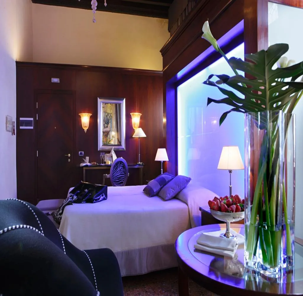 SUITE CANAL VIEW Room, Liassidi Palace, Venice