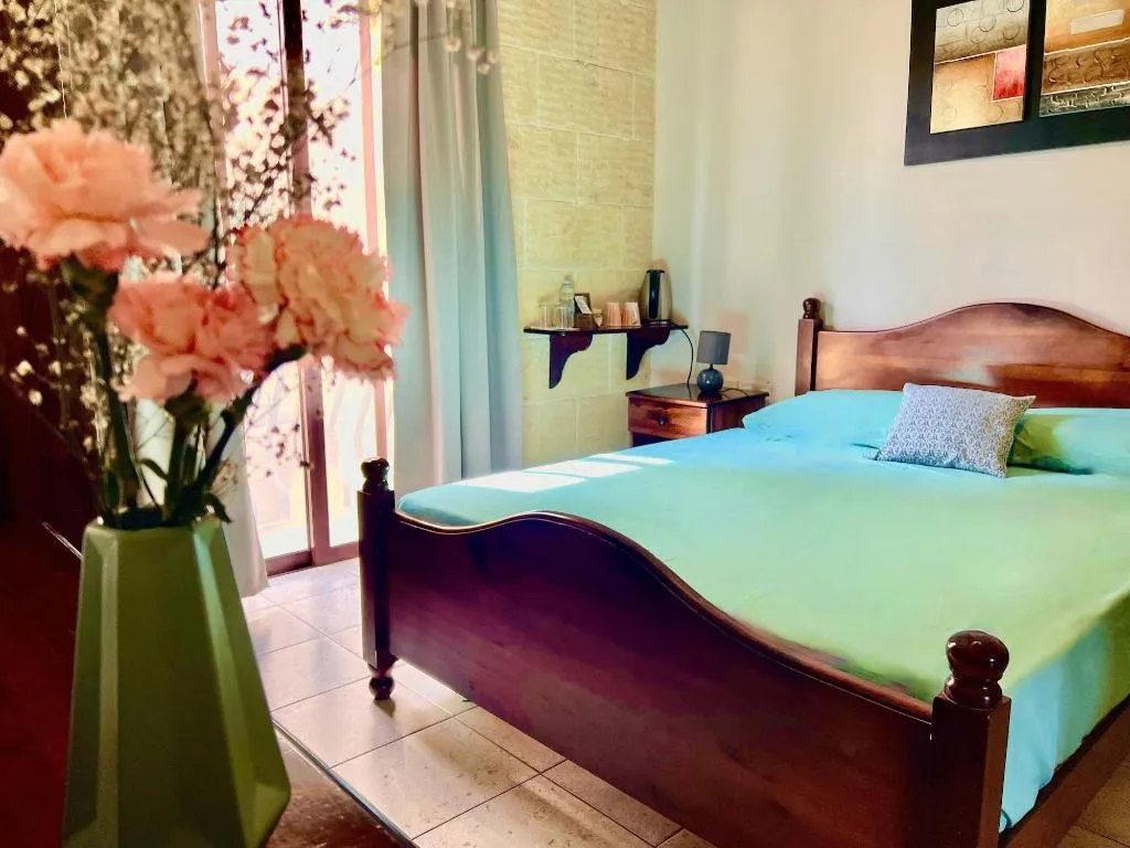 Room, Grotto's Paradise B&B, Gozo