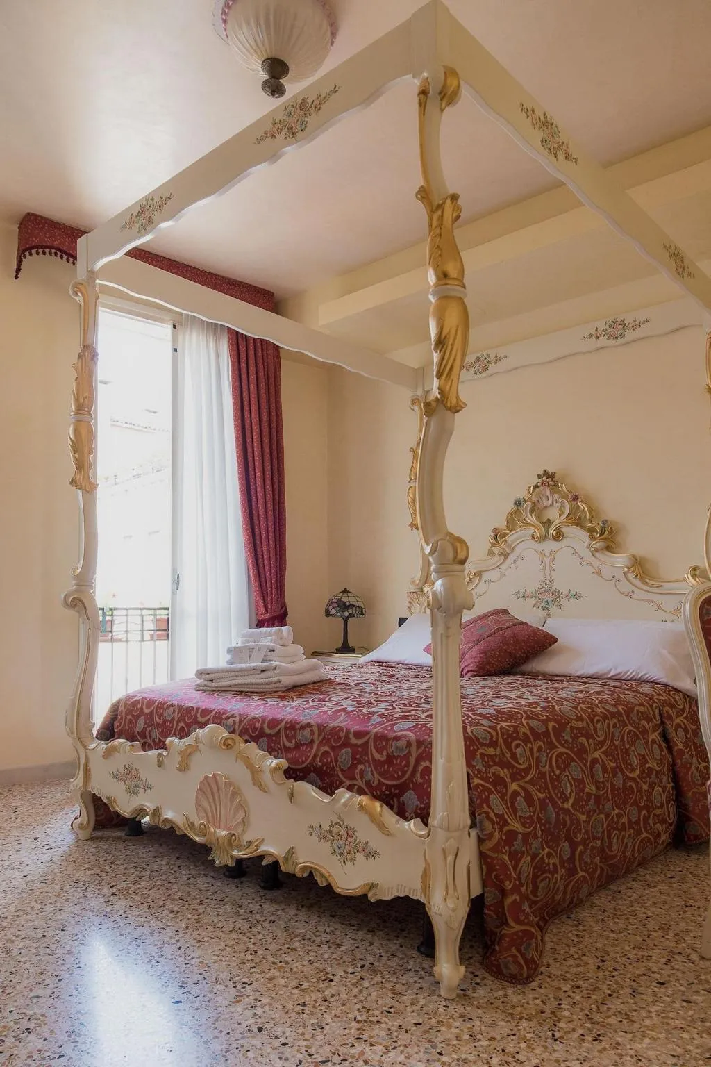Room, Angeles Inn, Venice
