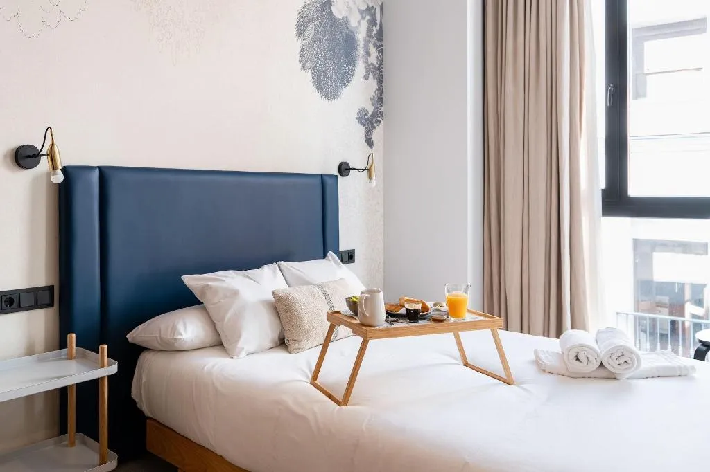 Room, Welldone Quality-Crystal Pool, Seville