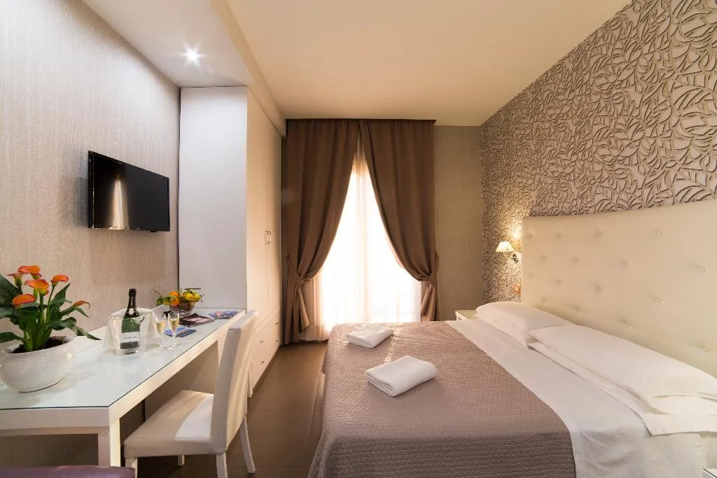 Double or Twin POOL VIEW Room, Club Sorrento, Naples