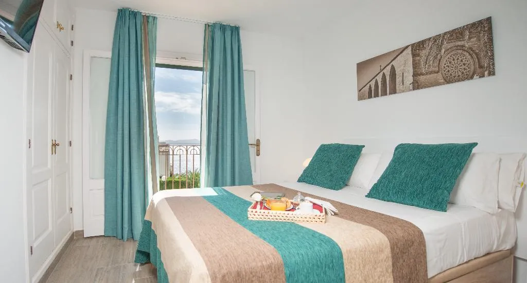 VILLA CAPACITY 7 THREE BEDROOMS Room, Ona Aucanada, Majorca