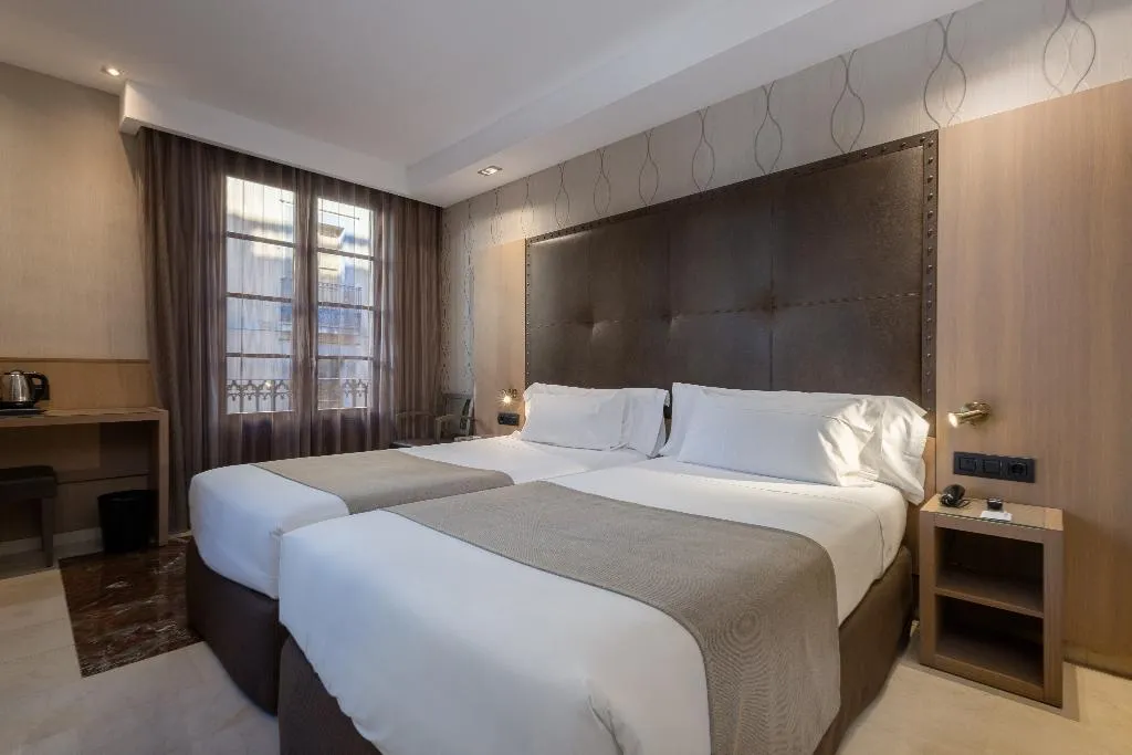 TRIPLE CAPACITY 1 Room, Gran Hotel Barcino 4*S, Barcelona