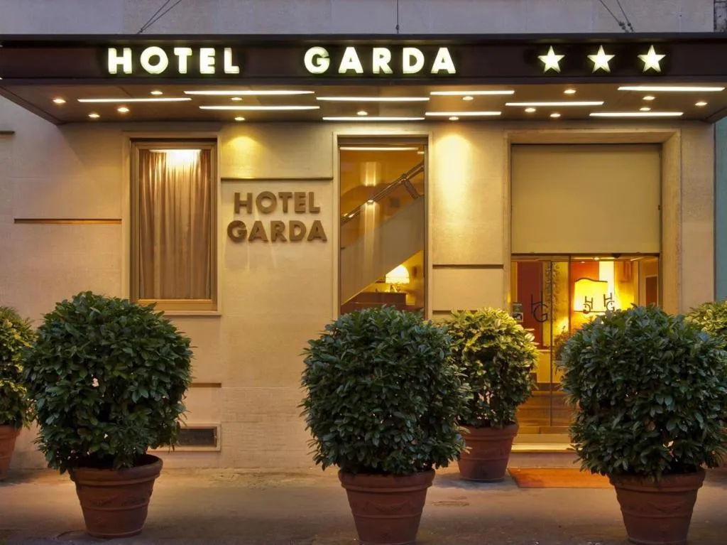Room, Garda, Milan