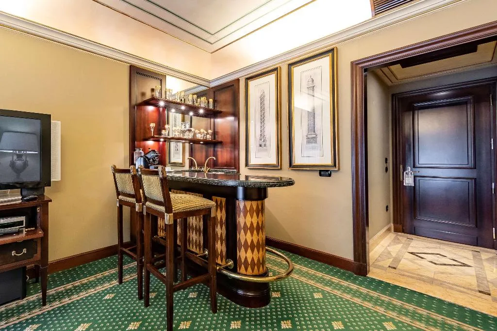 Room, River Chateau, Rome