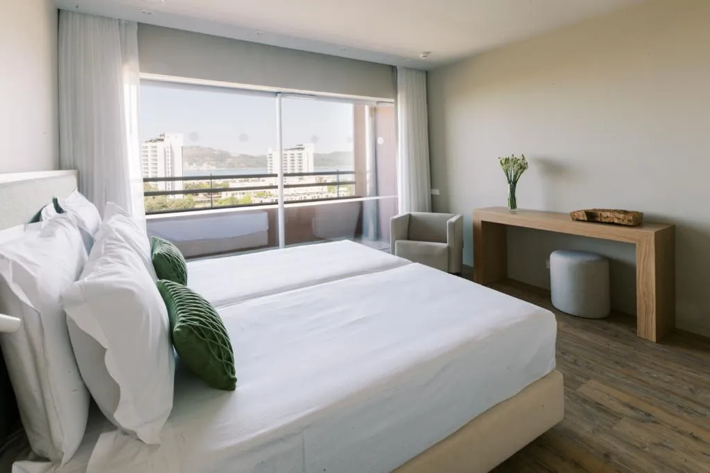 APARTMENT THREE BEDROOMS Room, The Pearl Troia, Lisbon