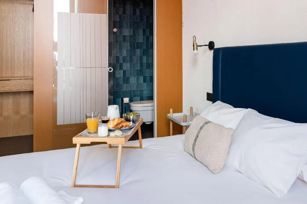 Room, Welldone Quality-Crystal Pool, Seville