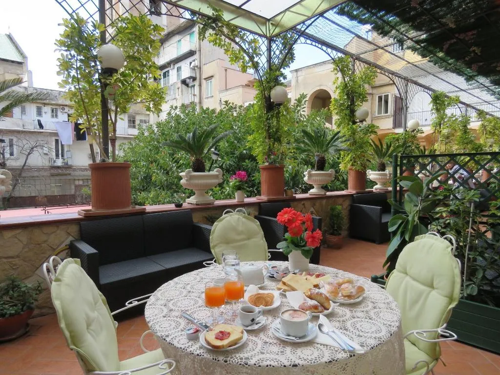 Restaurant, Bed And Breakfast Medea, Naples
