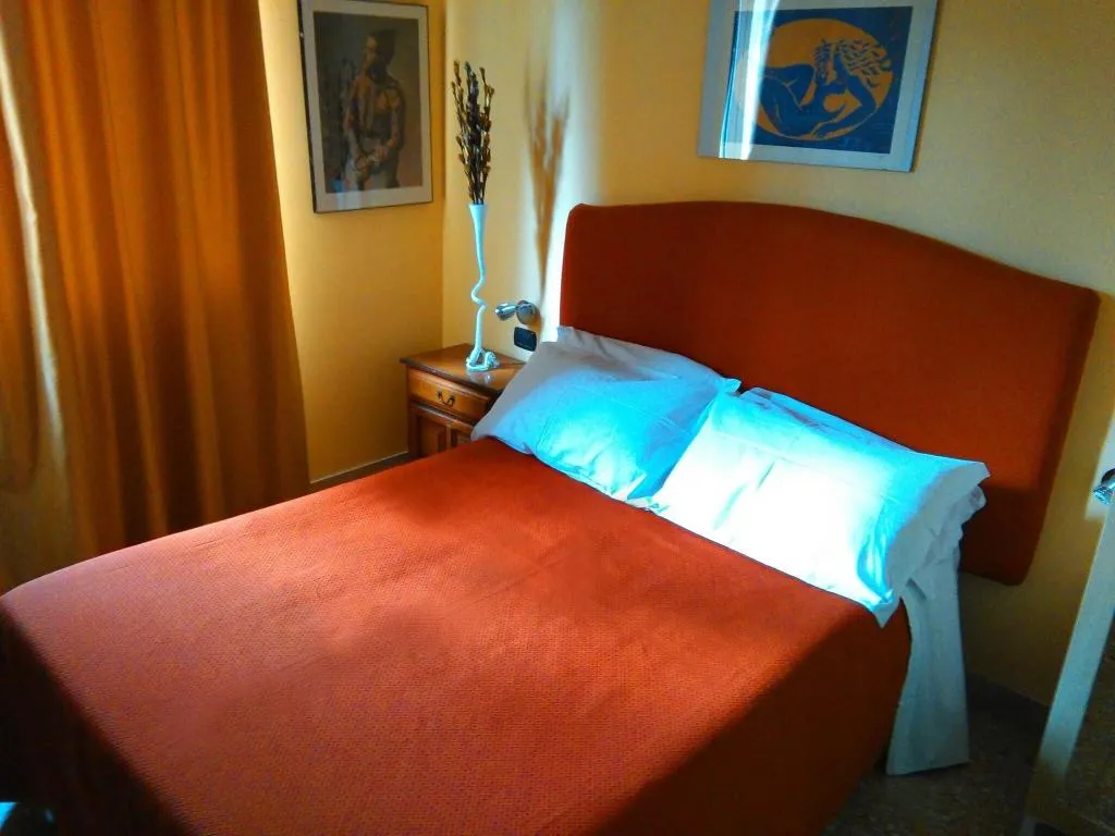 DOUBLE QUEEN SIZE BED Room, Colosseoinn, Naples