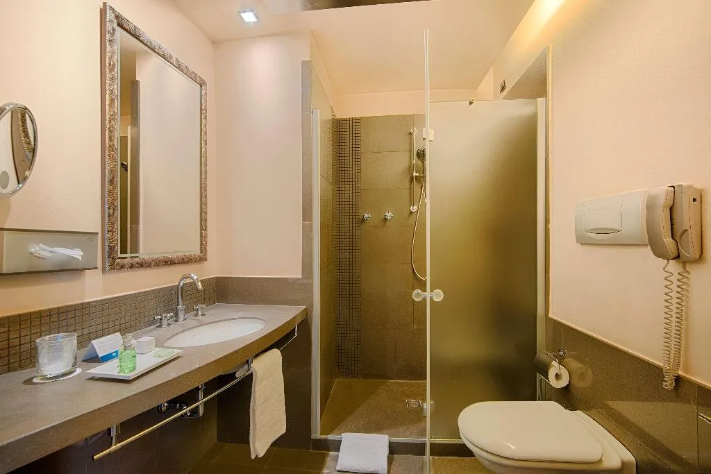 Room, NH Bergamo, Milan