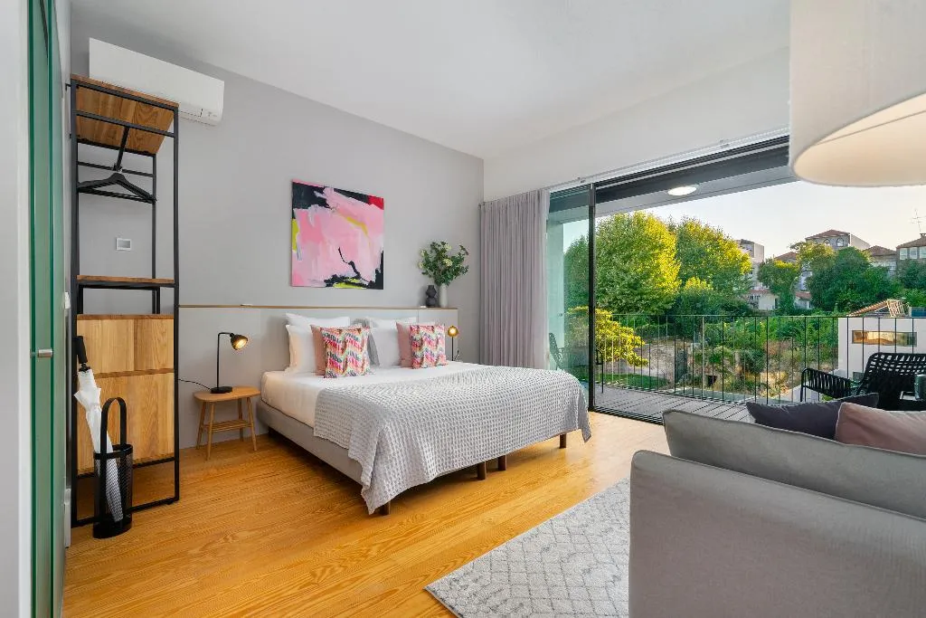 HOME EIGHT BEDROOMS WITH MORE THAN THREE BATHROOMS Room, Canto De Luz, Porto
