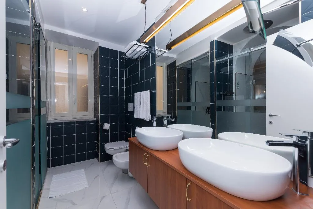 SUITE WITH JACUZZI Room, Il salotto della regina, Naples