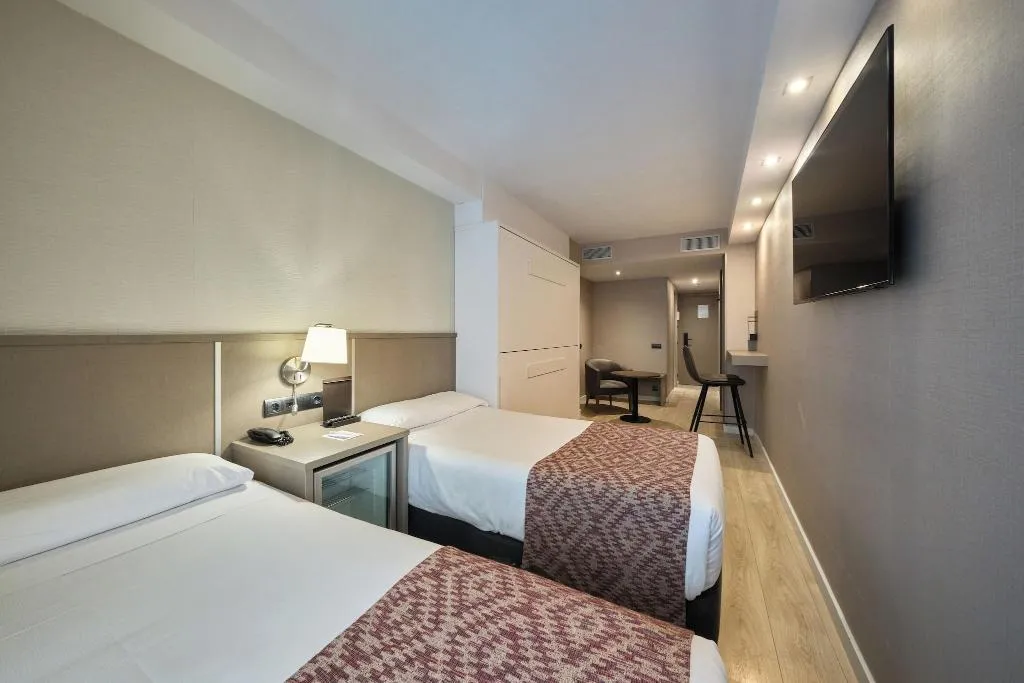 FAMILY ROOM CAPACITY 4 Room, Catalonia Park Güell, Barcelona