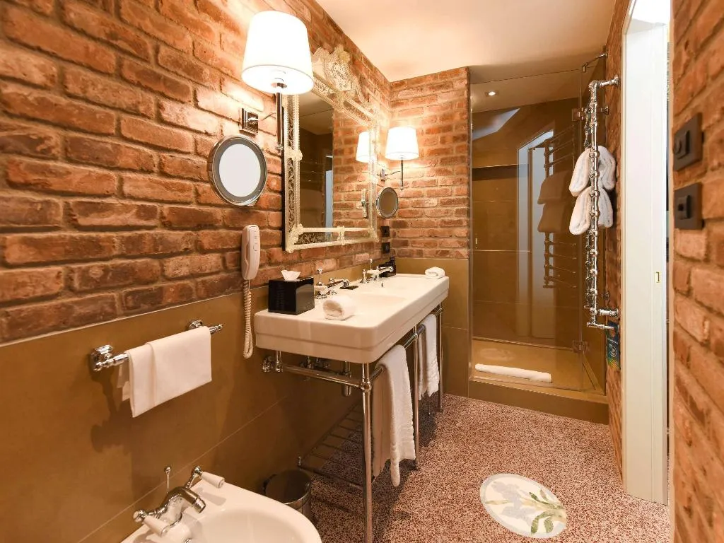 SUITE DELUXE CANAL VIEW Room, Papadopoli Hotel Venezia - MGallery Collection, Venice
