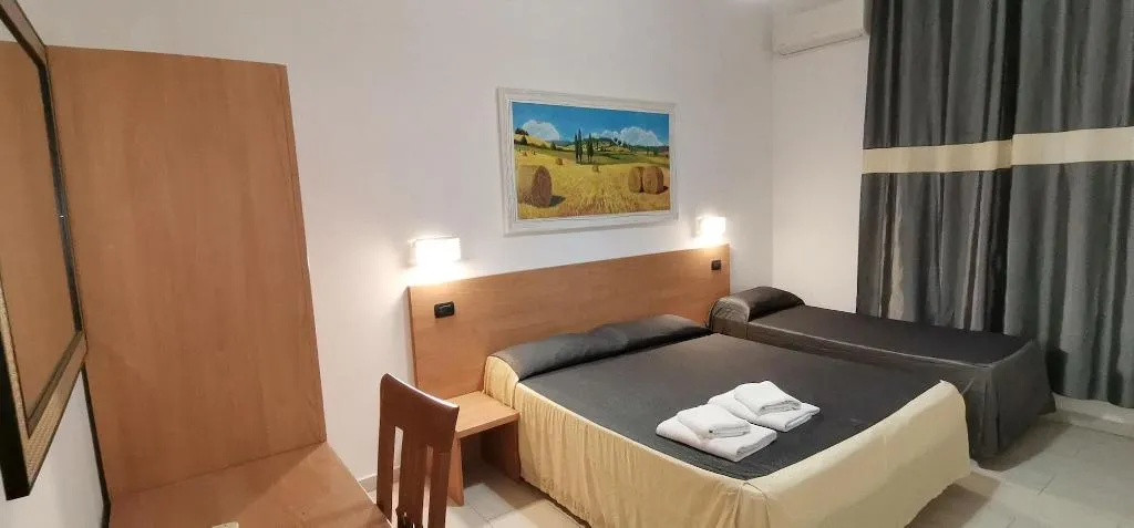 Room, Angelica, Naples
