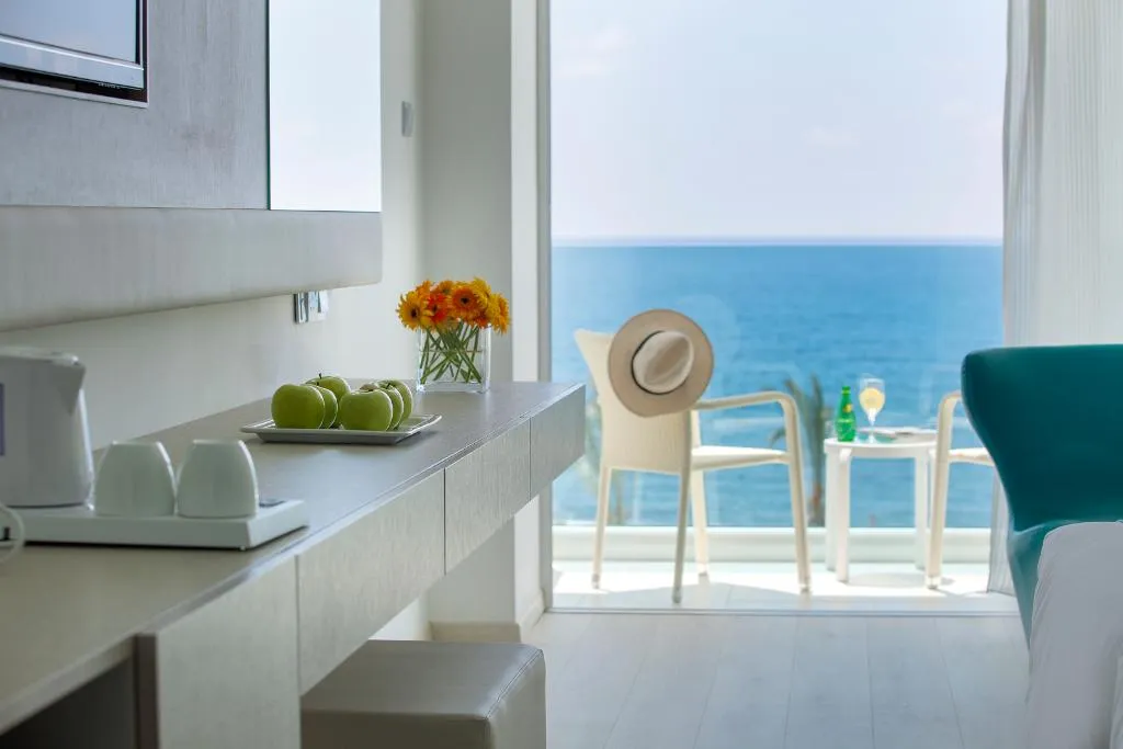 SUITE SEA FRONT Room, King Evelthon Beach Hotel & Resort, Cyprus
