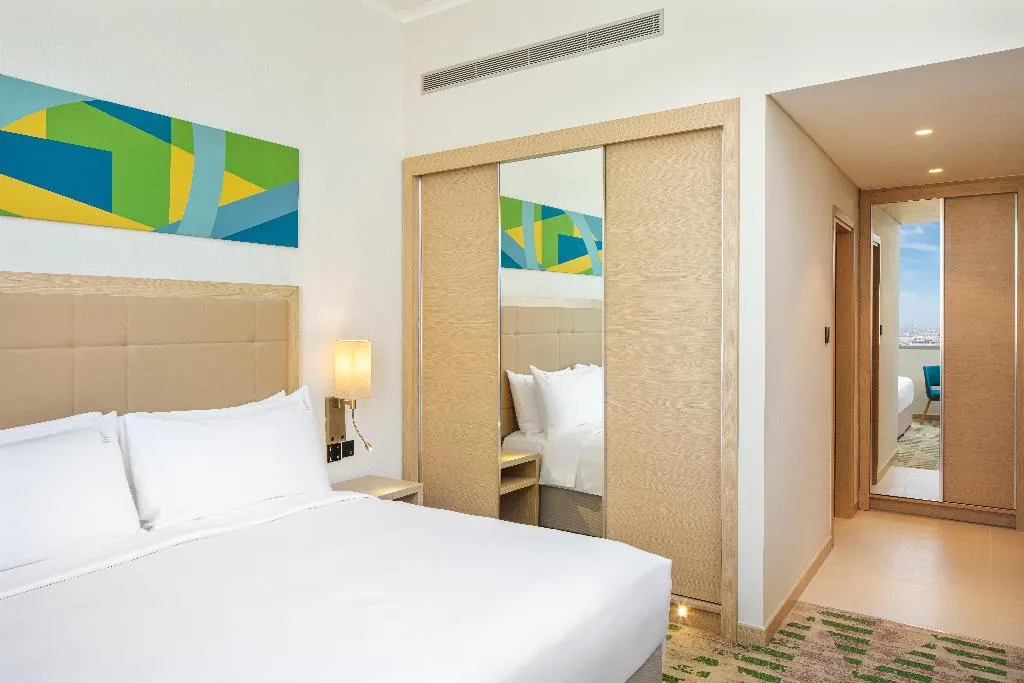 SUITE SMOKING Room, Holiday Inn Hotel & Suites Dubai Science Park, Dubai