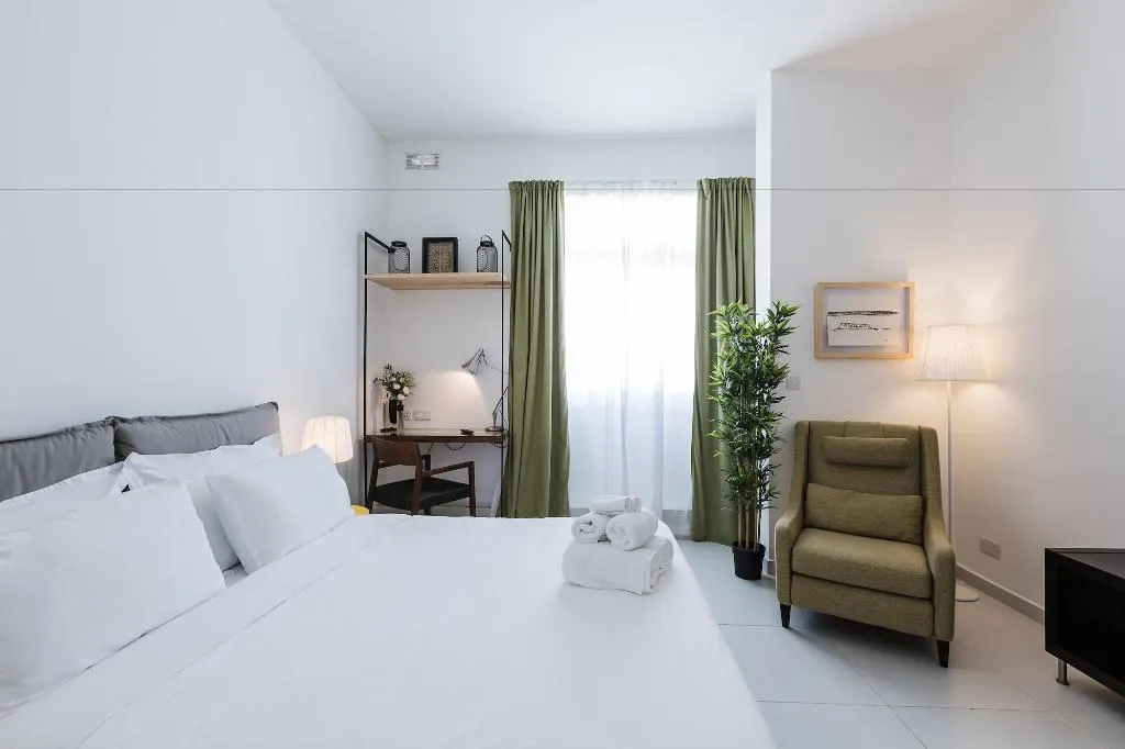 Room, Two Pillows Boutique Hostel, Malta