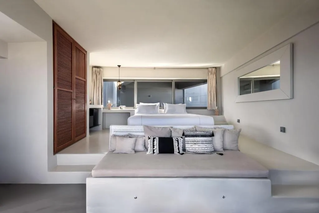 Room, West East Suites, Santorini