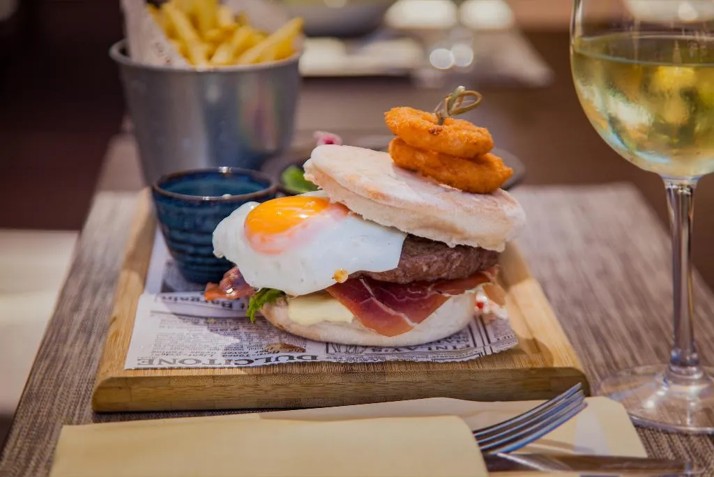 Restaurant, Wine & Books by the sea - Algarve Resort, Algarve
