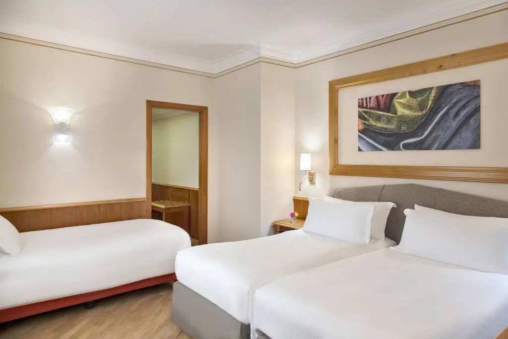 Room, Renaissance Naples Mediterraneo, Naples