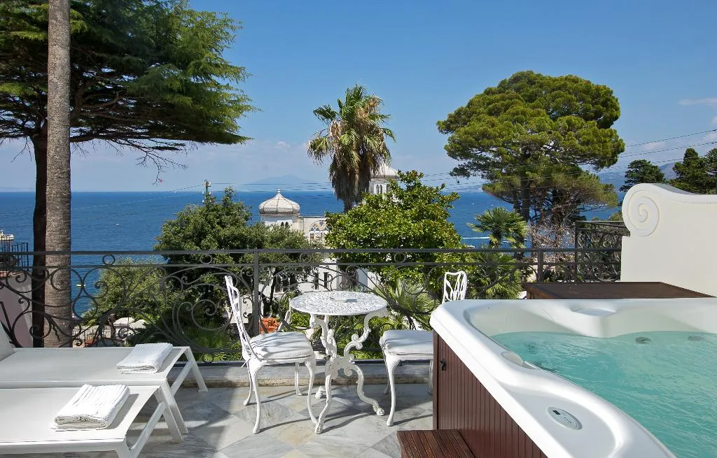 Double or Twin DELUXE SEA VIEW Room, Luxury Villa Excelsior Parco, Naples