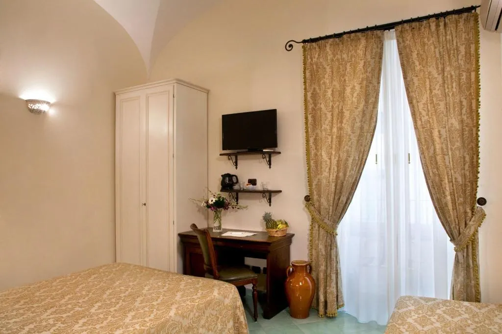 DOUBLE QUEEN SIZE BED Room, L'Antico Convitto, Naples