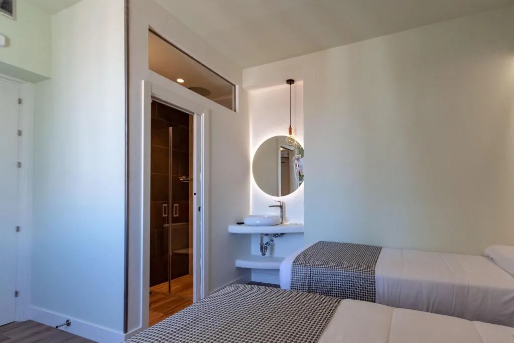 Room, Hostal Charlotte, Madrid