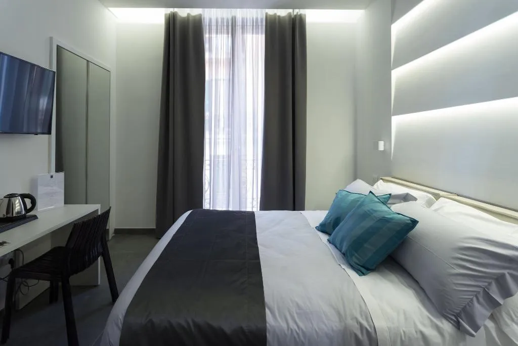 Room, Twice Naples, Naples