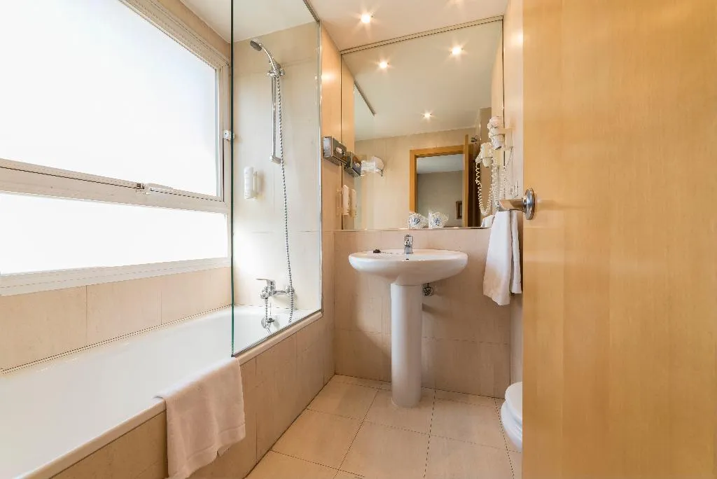 Room, Infanta Mercedes, Madrid