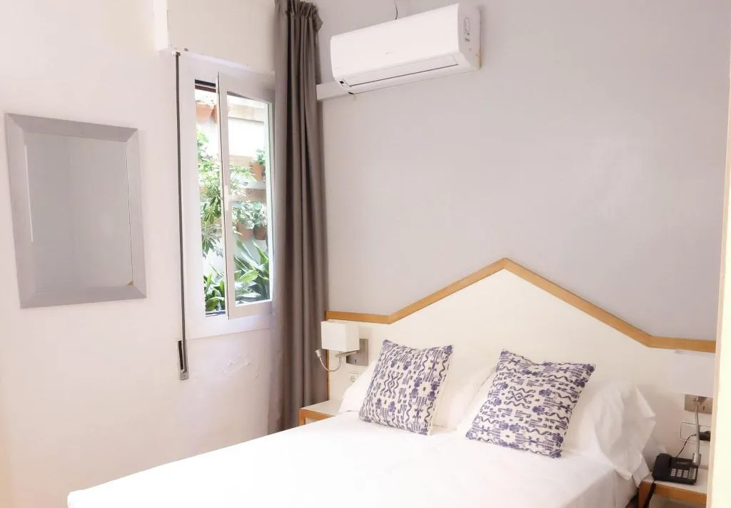 Room, Subur, Costa Brava