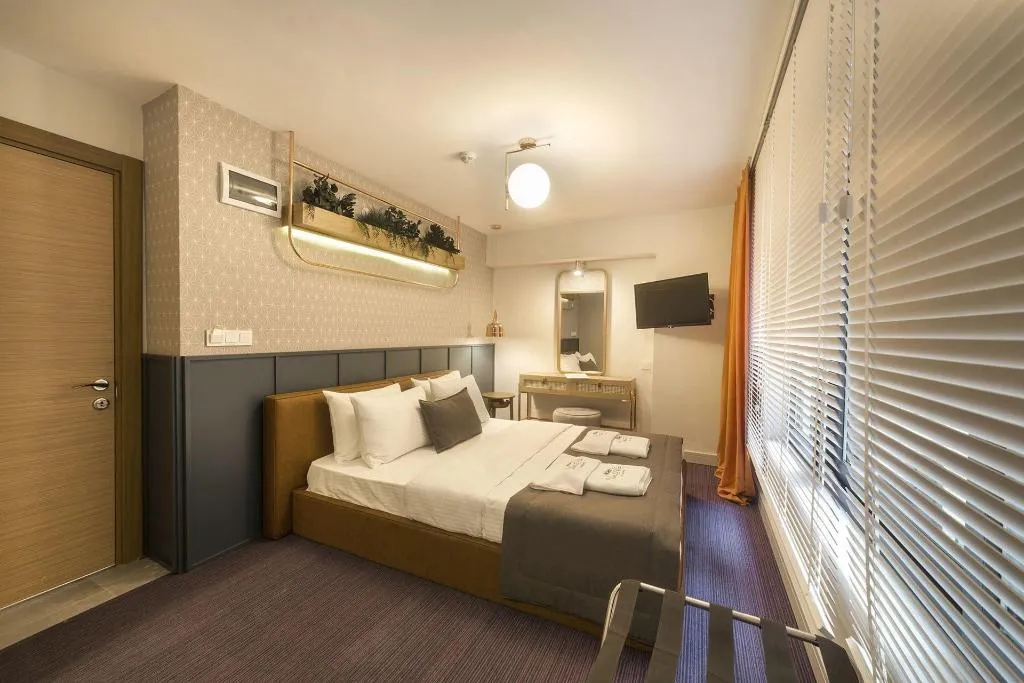 Room, Viva La Vita, Izmir
