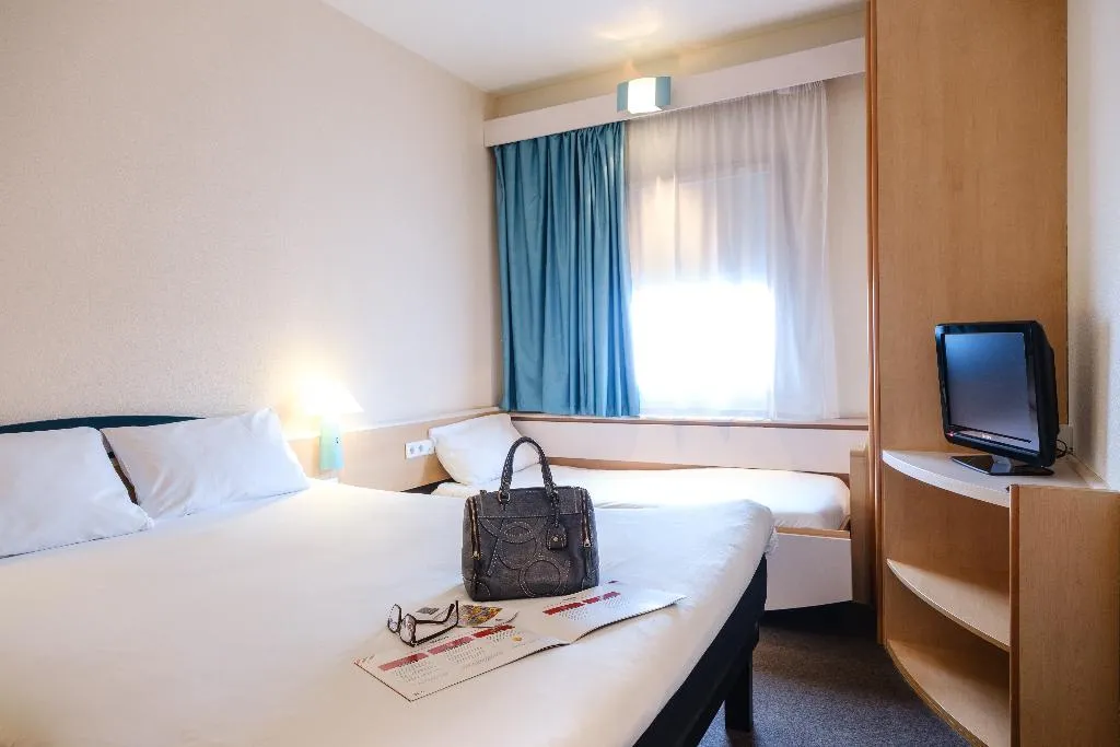 DOUBLE SUPERIOR WITH DOUBLE BED Room, ibis Madrid Alcorcon Tresaguas, Madrid