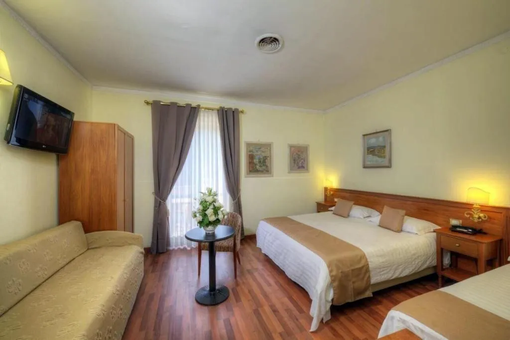 Room, Hotel Vittoria, Naples