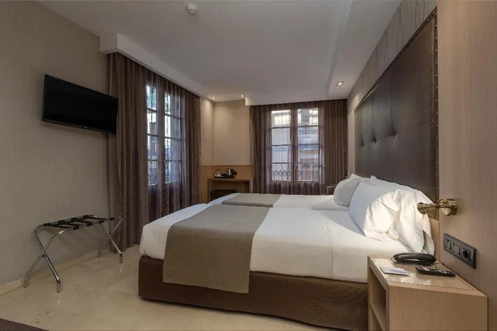 TRIPLE CAPACITY 2 Room, Gran Hotel Barcino 4*S, Barcelona