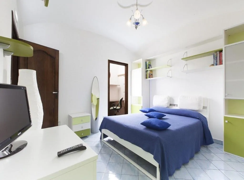 Room, La Sorgente Del Sole, Naples