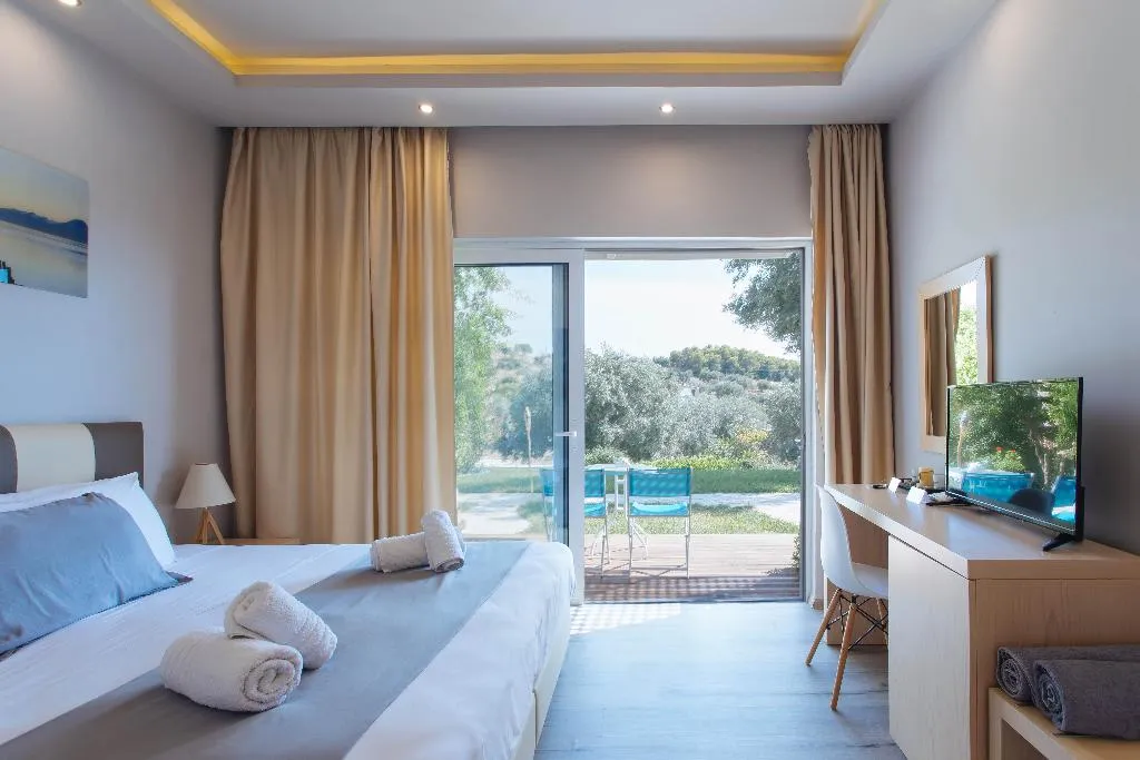 TRIPLE DELUXE POOL VIEW Room, Sunny Place Resort, Athens