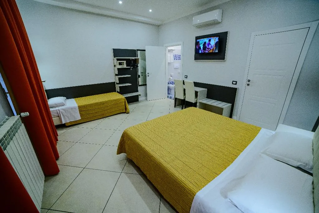 TRIPLE BASIC Room, Hotel Demó, Milan