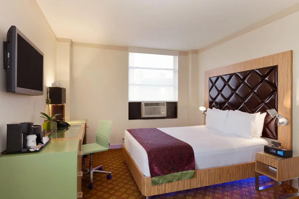 DOUBLE CLUB QUEEN BED Room, Night Hotel Broadway, New York