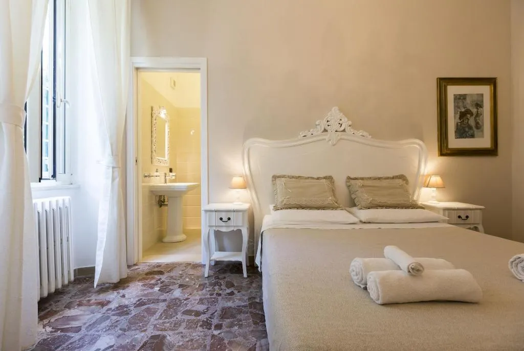 Room, B&B New Liberty in Rome, Naples