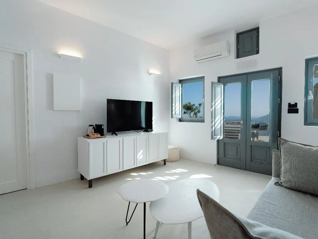 HOUSE WITH JACUZZI Room, IKIES Santorini, Santorini