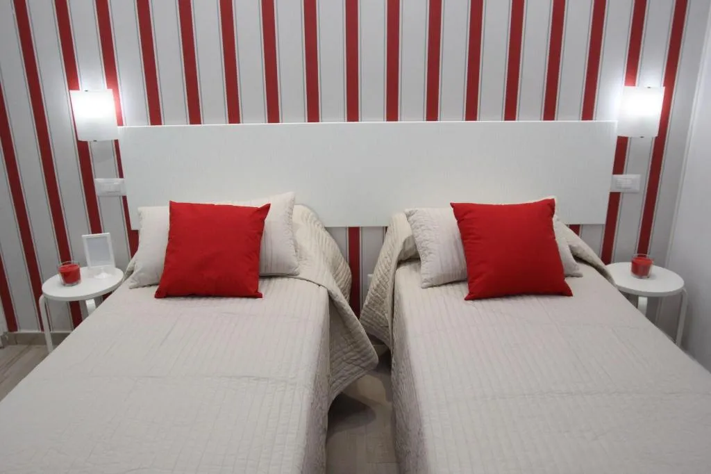 Room, Interno 2 Roma, Naples